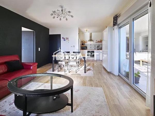 Appartement T4 avec une spacieuse loggia et une place de parking privative