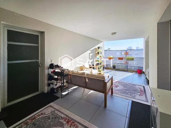 Appartement T4 avec une spacieuse loggia et une place de parking privative