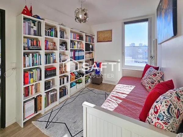 Appartement T4 avec une spacieuse loggia et une place de parking privative