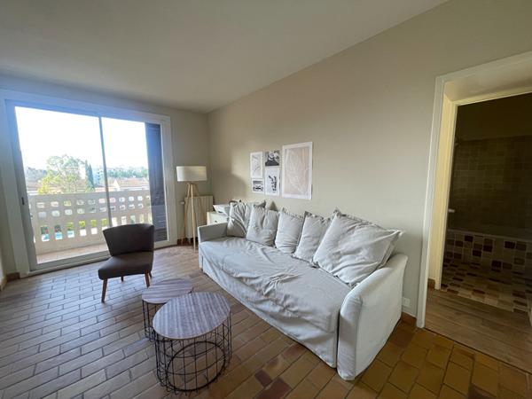 A LOUER - GRAND 2 PIECES  MEUBLE - DANS UNE RESIDENCE DE STANDING AVEC PISCINE ET TENNIS