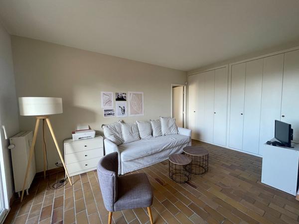 A LOUER - GRAND 2 PIECES  MEUBLE - DANS UNE RESIDENCE DE STANDING AVEC PISCINE ET TENNIS