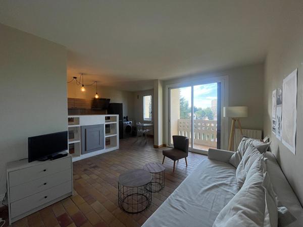 A LOUER - GRAND 2 PIECES  MEUBLE - DANS UNE RESIDENCE DE STANDING AVEC PISCINE ET TENNIS