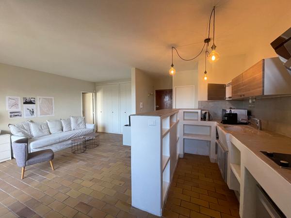 A LOUER - GRAND 2 PIECES  MEUBLE - DANS UNE RESIDENCE DE STANDING AVEC PISCINE ET TENNIS