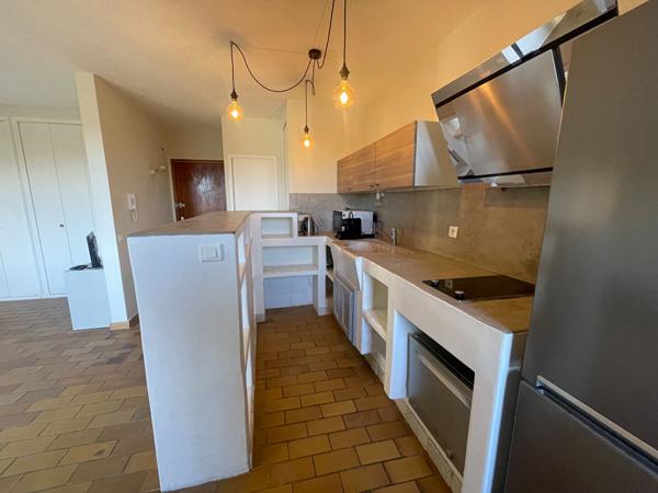 A LOUER - GRAND 2 PIECES  MEUBLE - DANS UNE RESIDENCE DE STANDING AVEC PISCINE ET TENNIS