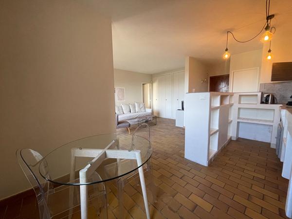 A LOUER - GRAND 2 PIECES  MEUBLE - DANS UNE RESIDENCE DE STANDING AVEC PISCINE ET TENNIS