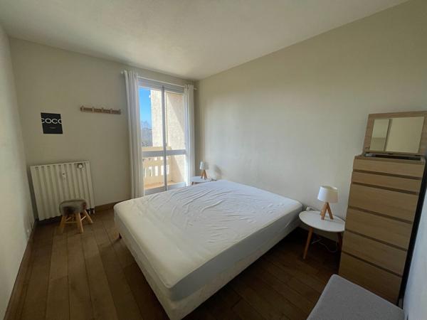 A LOUER - GRAND 2 PIECES  MEUBLE - DANS UNE RESIDENCE DE STANDING AVEC PISCINE ET TENNIS