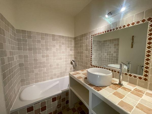 A LOUER - GRAND 2 PIECES  MEUBLE - DANS UNE RESIDENCE DE STANDING AVEC PISCINE ET TENNIS