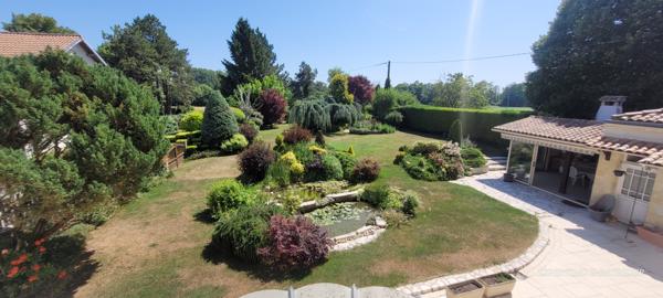 Jonzac (17500) PROPRIETE AVEC MAISON D'HABITATION ET ANCIENS BATIMENT D' EXPLOITATION