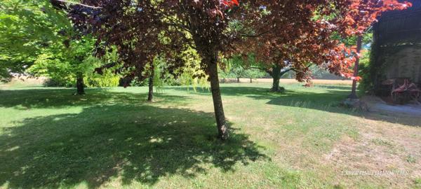 Jonzac (17500) PROPRIETE AVEC MAISON D'HABITATION ET ANCIENS BATIMENT D' EXPLOITATION