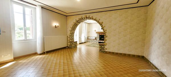 Jonzac (17500) PROPRIETE AVEC MAISON D'HABITATION ET ANCIENS BATIMENT D' EXPLOITATION