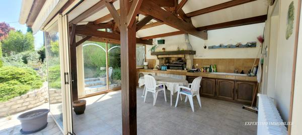 Jonzac (17500) PROPRIETE AVEC MAISON D'HABITATION ET ANCIENS BATIMENT D' EXPLOITATION