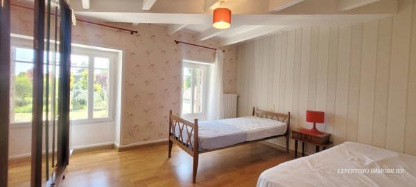 Jonzac (17500) PROPRIETE AVEC MAISON D'HABITATION ET ANCIENS BATIMENT D' EXPLOITATION