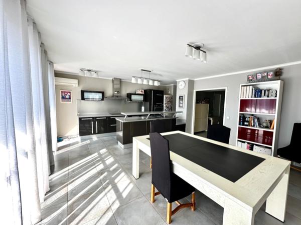 Marseille 9ème, Allée des pins, T4/5 de 105m2 lumineux avec vue dégagée + cave.