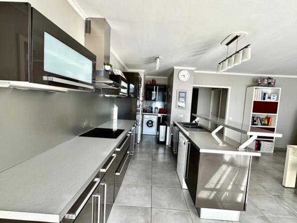 Marseille 9ème, Allée des pins, T4/5 de 105m2 lumineux avec vue dégagée + cave.