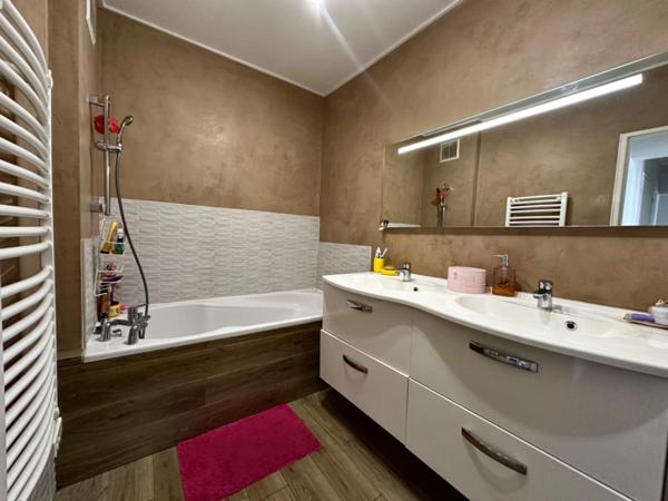 Marseille 9ème, Allée des pins, T4/5 de 105m2 lumineux avec vue dégagée + cave.