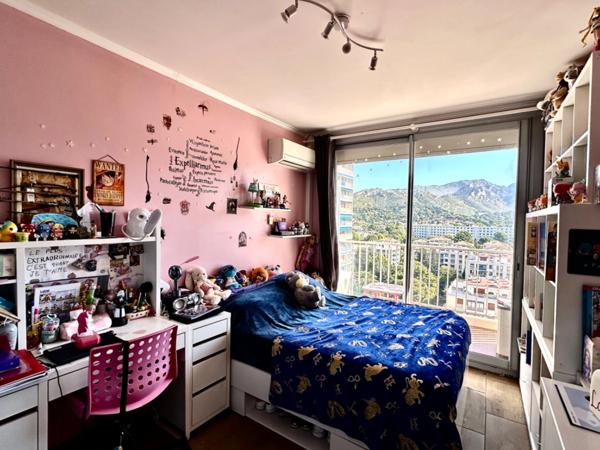 Marseille 9ème, Allée des pins, T4/5 de 105m2 lumineux avec vue dégagée + cave.