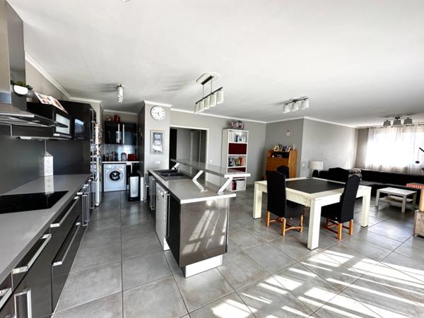 Marseille 9ème, Allée des pins, T4/5 de 105m2 lumineux avec vue dégagée + cave.