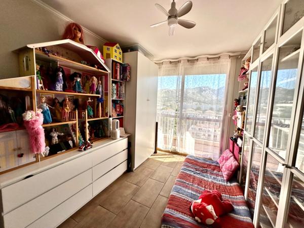 Marseille 9ème, Allée des pins, T4/5 de 105m2 lumineux avec vue dégagée + cave.