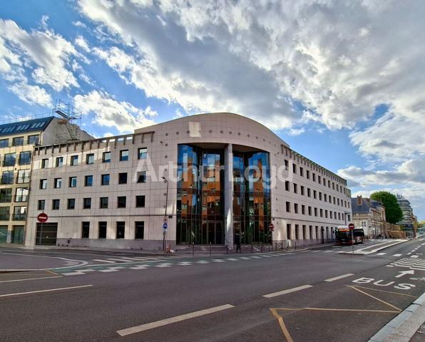 Bureau à louer à Lille dans immeuble rénové parking sécurisé terrasse