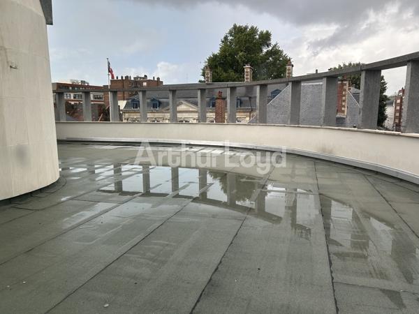 Bureau à louer à Lille dans immeuble rénové parking sécurisé terrasse