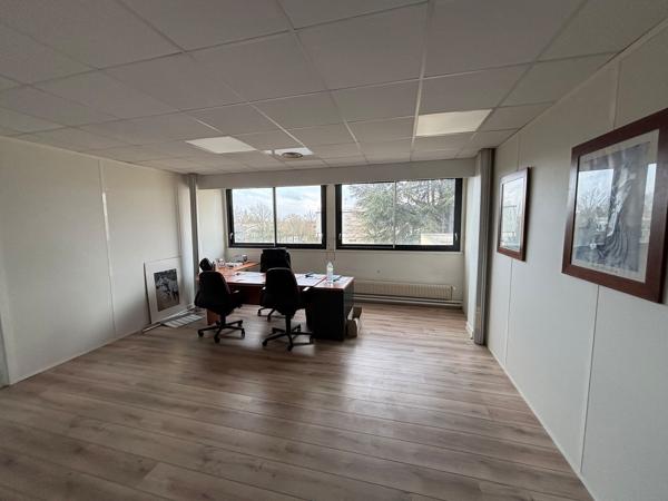 A LOUER - BUREAUX 195M2 DIVISIBLE- SENLIS