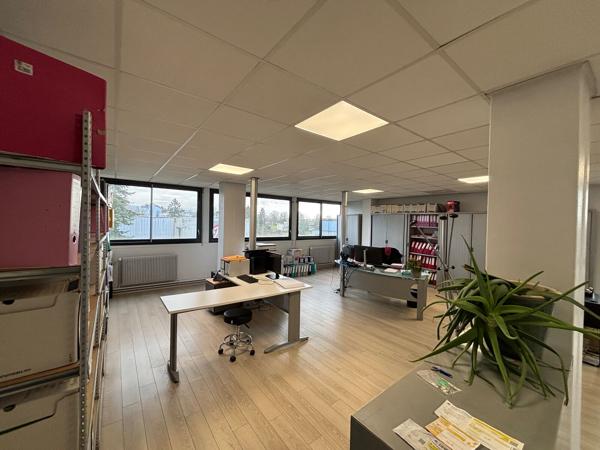 A LOUER - BUREAUX 195M2 DIVISIBLE- SENLIS
