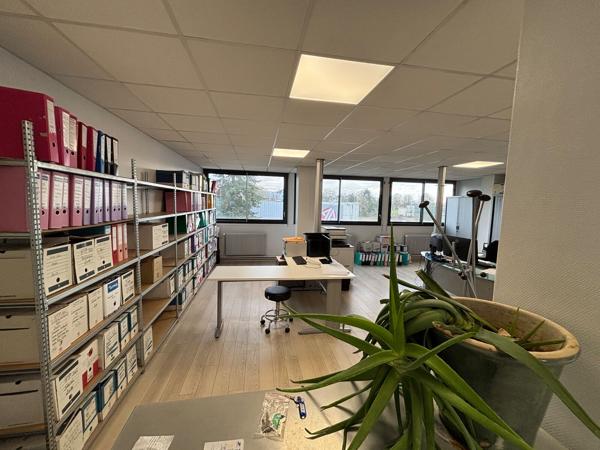 A LOUER - BUREAUX 195M2 DIVISIBLE- SENLIS