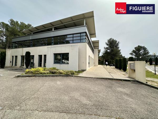 BUREAUX EN ETAGE À LOUER AU SEIN D'UN ENVIRONNEMENT AGRÉABLE