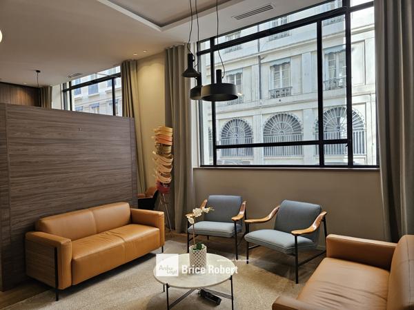 Location bureaux lumineux avec cuisine aménagée à Lyon 6ème