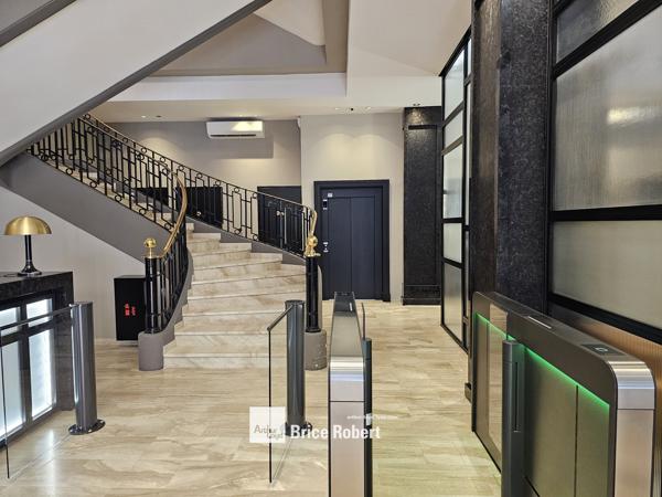 Location bureaux lumineux avec cuisine aménagée à Lyon 6ème