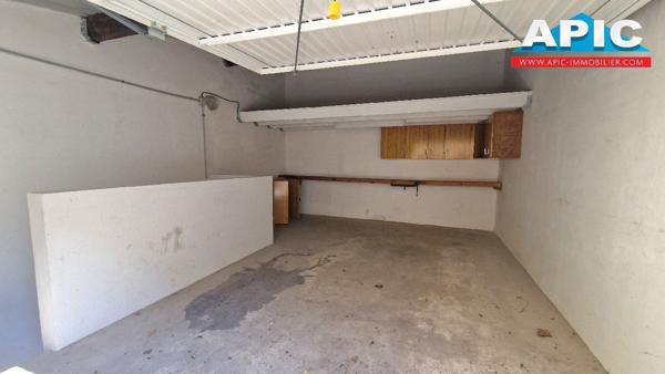 GROSLAY,

En centre-ville, grand garage de 21m² avec ...