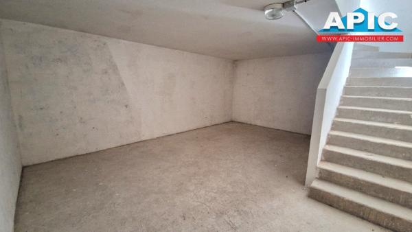 GROSLAY,

En centre-ville, grand garage de 21m² avec ...