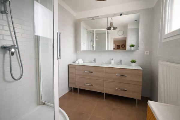 Maison / SEJOUR  CUISINE 54m2 / 5 chambres / 1 SDB / 1 SDE / Combles amenagés / terrain 450m2