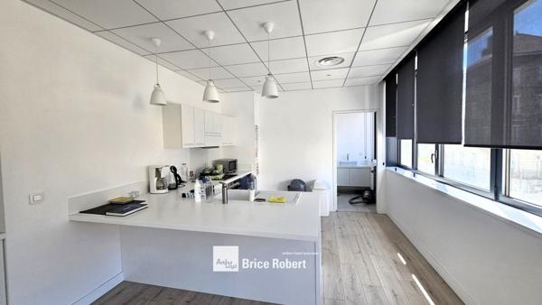 Bureaux à louer Tassin la Demi Lune immeuble tertiaire lumineux et rooftop