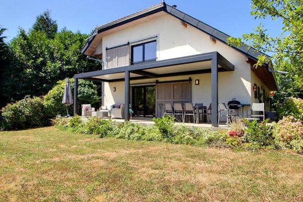 Maison indépendante de 218.63 m², terrain de 1928 m²