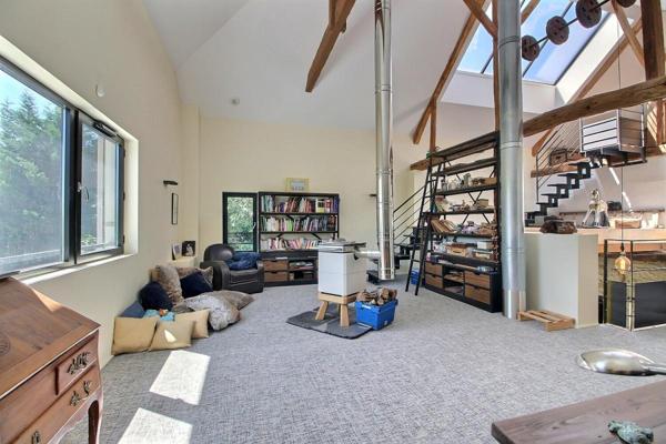 Maison indépendante de 218.63 m², terrain de 1928 m²