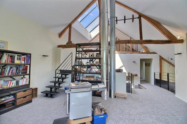 Maison indépendante de 218.63 m², terrain de 1928 m²