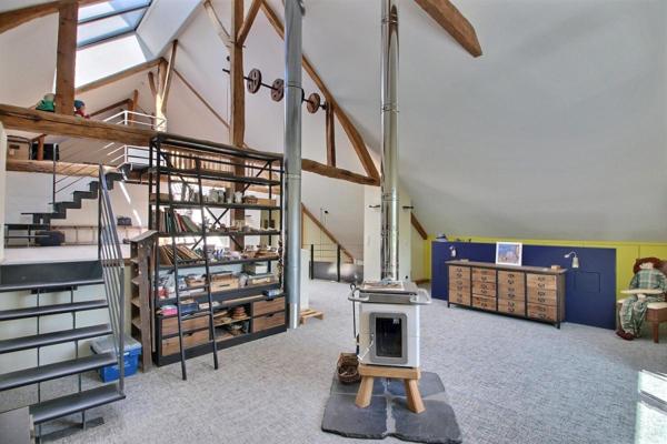Maison indépendante de 218.63 m², terrain de 1928 m²