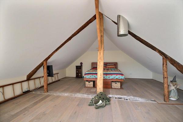 Maison indépendante de 218.63 m², terrain de 1928 m²