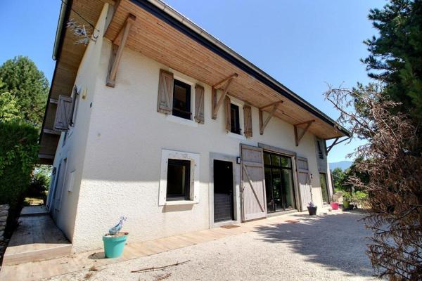 Maison indépendante de 218.63 m², terrain de 1928 m²