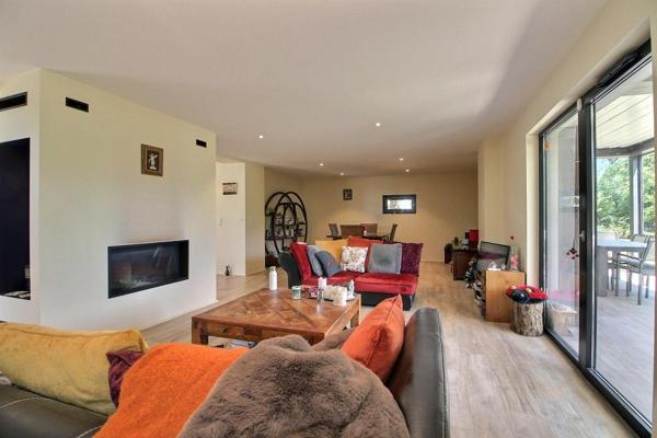 Maison indépendante de 218.63 m², terrain de 1928 m²