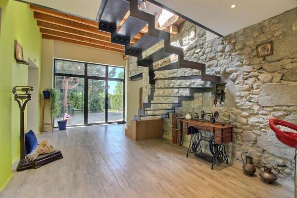 Maison indépendante de 218.63 m², terrain de 1928 m²
