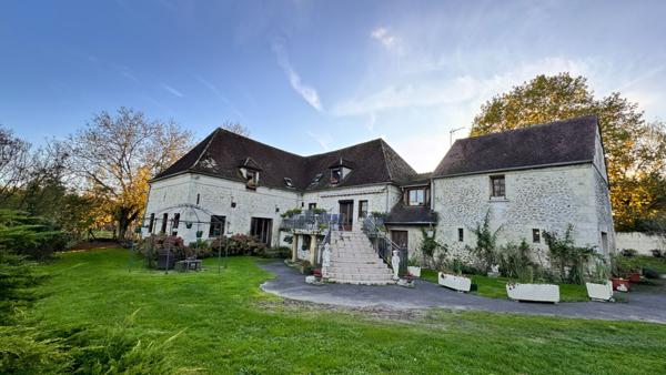 NOAILLES PROCHE PROPRIETE 10 PIECES SEJOUR DOUBLE SALON 6 CHAMBRES 3 GARAGES JARDIN CLOS DE 8440M² ENV.