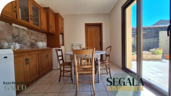 Carmaux (81400) Maison spacieuse avec atelier indépendant et jardin clos, à pied des commodités