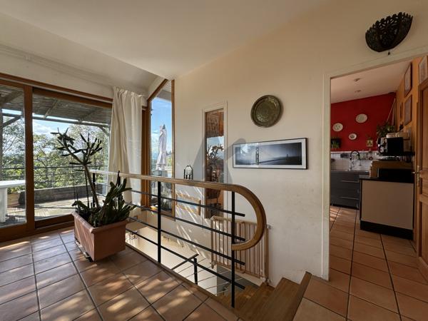 Limonest . Maison 6 chambres au calme avec vue .