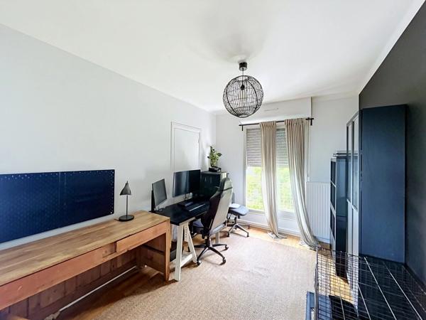 Vente                                                      Appartement
                        
                     4 pièces                      96 m2                     à Laon
