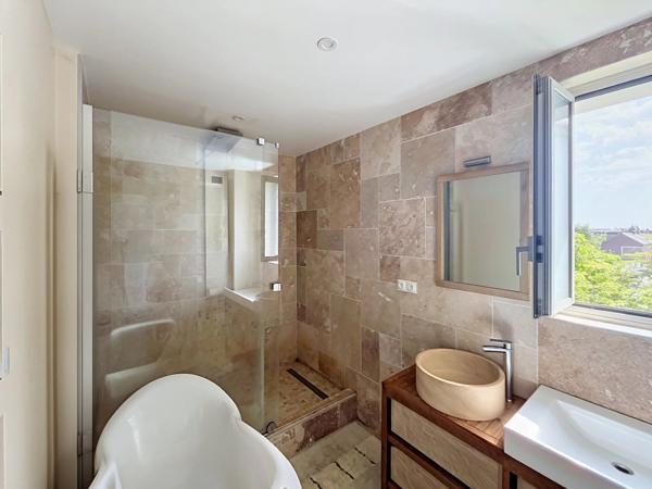 Vente                                                      Appartement
                        
                     4 pièces                      96 m2                     à Laon