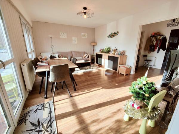 T4 rénové avec goût, ascenseur, au calme, cave