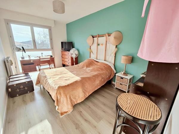 T4 rénové avec goût, ascenseur, au calme, cave