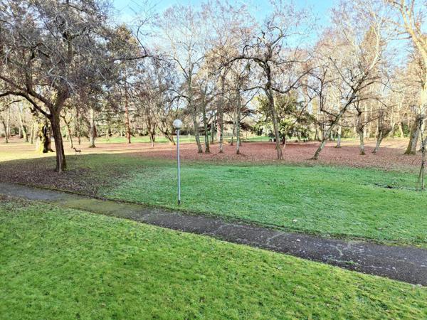 T4 rénové avec goût, ascenseur, au calme, cave